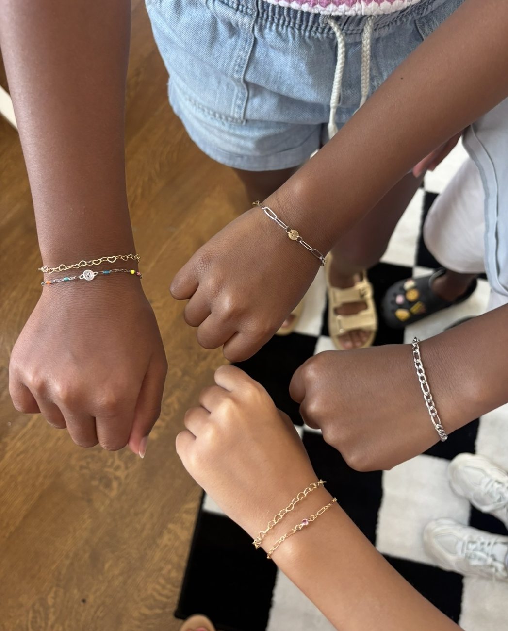 Matching permanent jewelry during a group experience